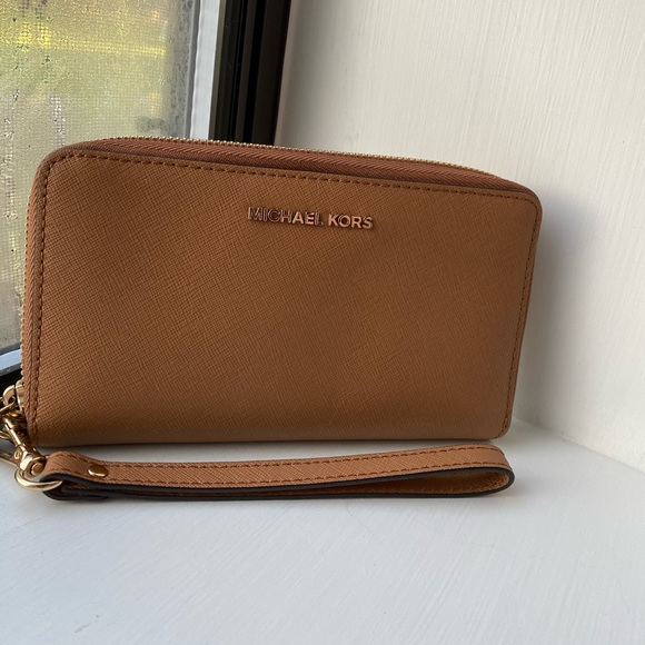 Michael Kors Handbags - Michael Kors jet set wristlet